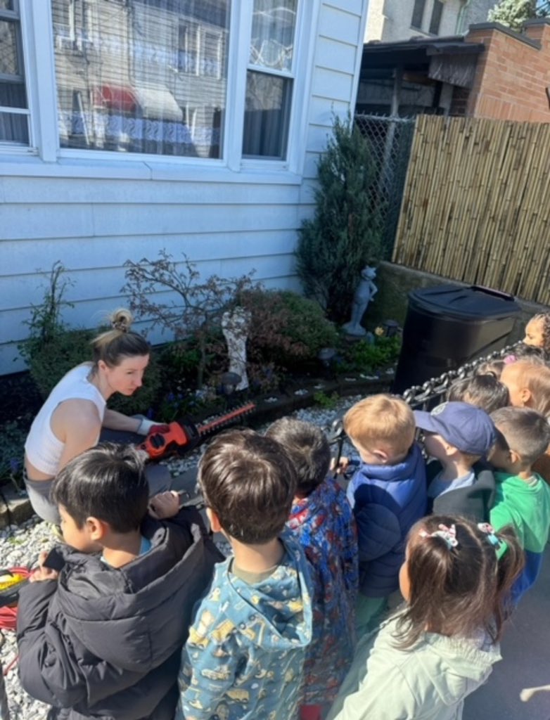 Q348 Students took a nature walk and found so many great things, including our neighbor who shared her garden with us. @EDSSOofD24 @NYC_District24 @NYCBrightStarts @DOEChancellor @NYCSchools