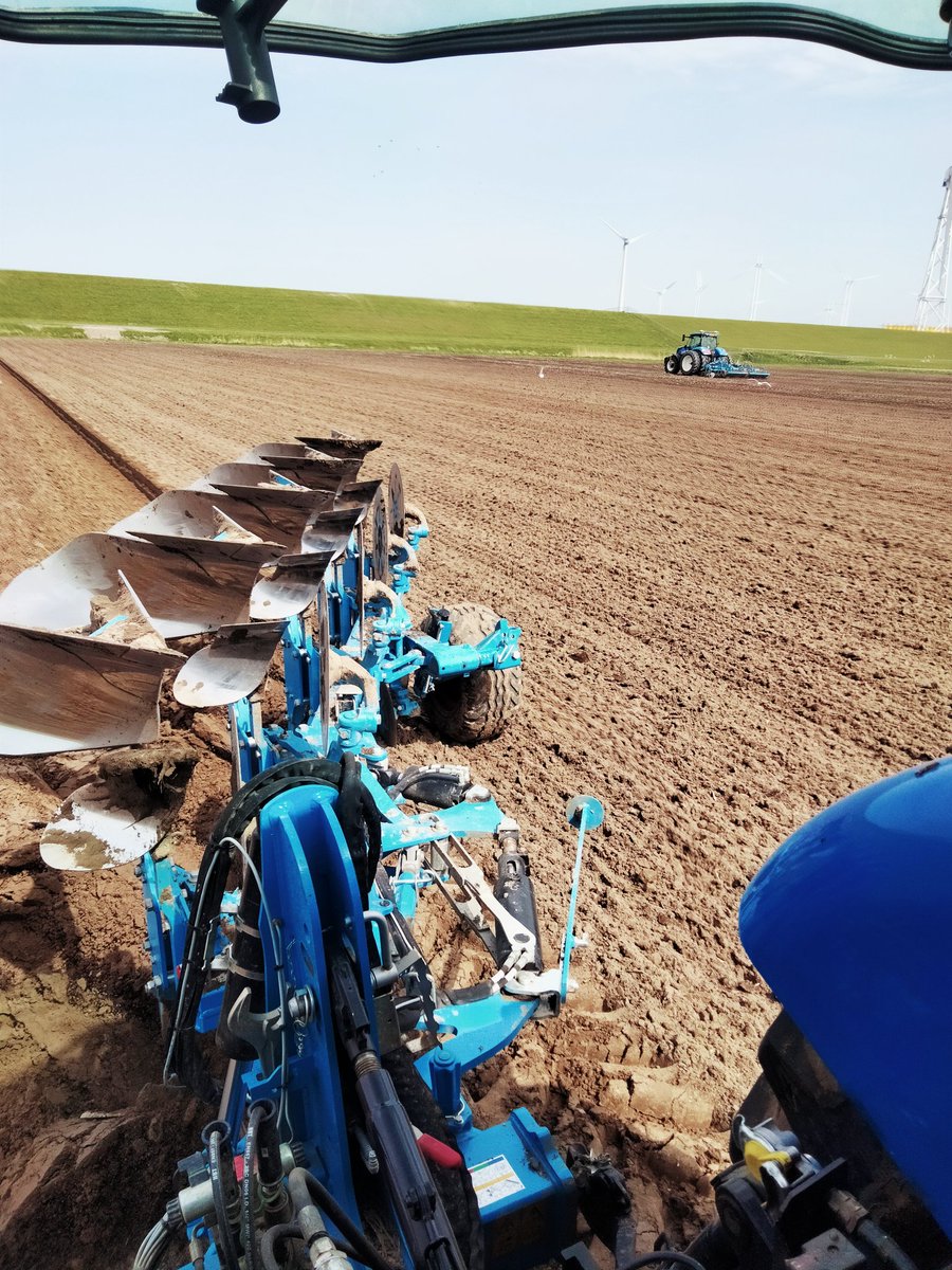 bart_dalen's tweet photo. En dan is er actie! Na 3 dagen zon ☀️ zijn het de lichtere zavel/zand gronden die weer als eerst begaanbaar zijn👌🥔🧅🥕 https://t.co/5WZ9orqpyb
