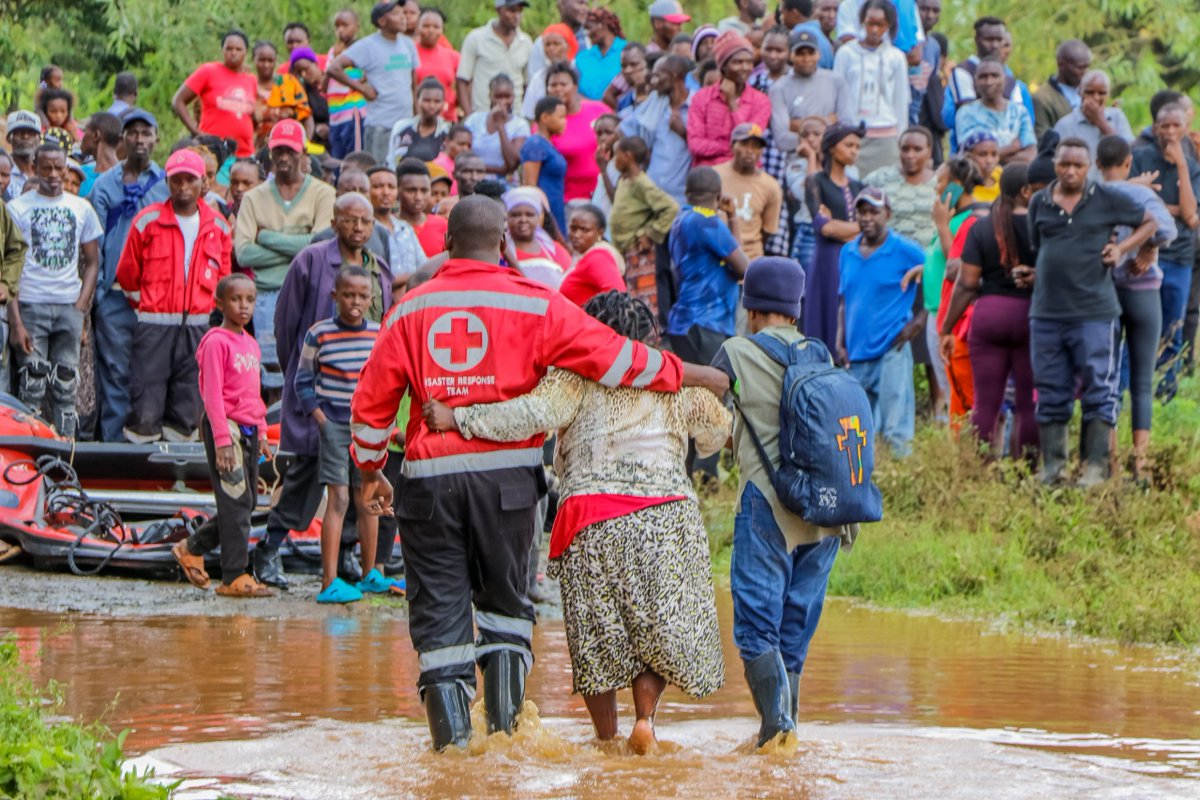 Ongoing heavy rainfall and flooding has left a trail of widespread devastation affecting many Kenyans. @USAID tunatoa pole zetu kwa familia ambazo zimeathirika and we continue to work with our humanitarian partners such as @KenyaRedCross, @UNICEFKenya to deliver urgent assistance