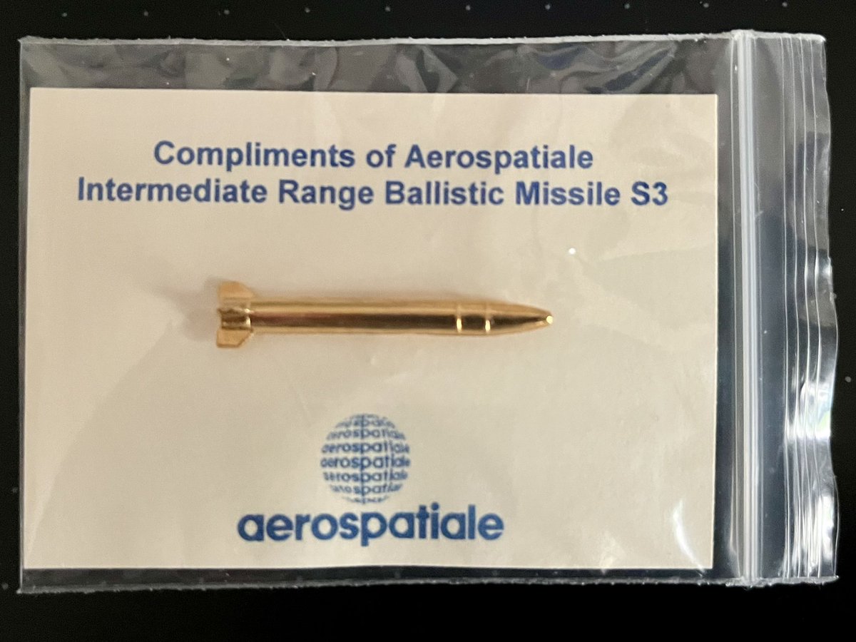 Je dois vraiment être très gentil en ce moment. Je viens de recevoir ce pin’s d’un S3 avec sa carte par aerospatiale. 

#nucleaire #nuke #SSBS #IRBM #Histoire #History #dissuasion #deterrence #Missile #Aerospatiale #Airbus