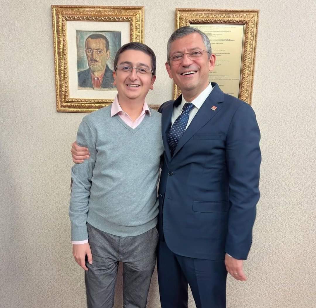 TERÖRİST değilseniz CHP'de işe giremezsiniz. CHP Ataşehir Belediyesi Basın Danışmanlığı'na Savcı Mehmet Selim Kiraz’ı şehit eden DHKP-C’li terörist Bahtiyar Doğruyol’un kuzeni Utku Dogruyol atandı.