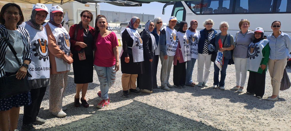 Genel Başkan Yardımcımız Nuriye Kadan ve İzmir Şubelerimiz, grevdeki Lezita işçilerine dayanışma ziyaretinde bulundu. Emeği ve hakları için günlerdir direnen Lezita işçilerinin yanındayız!