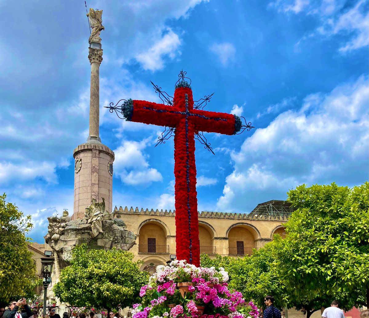 Quinta jornada de Cruces en la Cruz de Mayo de la Plaza del Triunfo. 

#CruzdeMayo #CrucesdeMayo #MayoFestivo #MayoCordobes