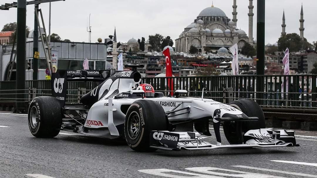 Kültür ve Turizm Bakanı Mehmet Nuri Ersoy, Formula 1 yarışlarının 2026'da İstanbul'a geri döneceğini açıkladı.