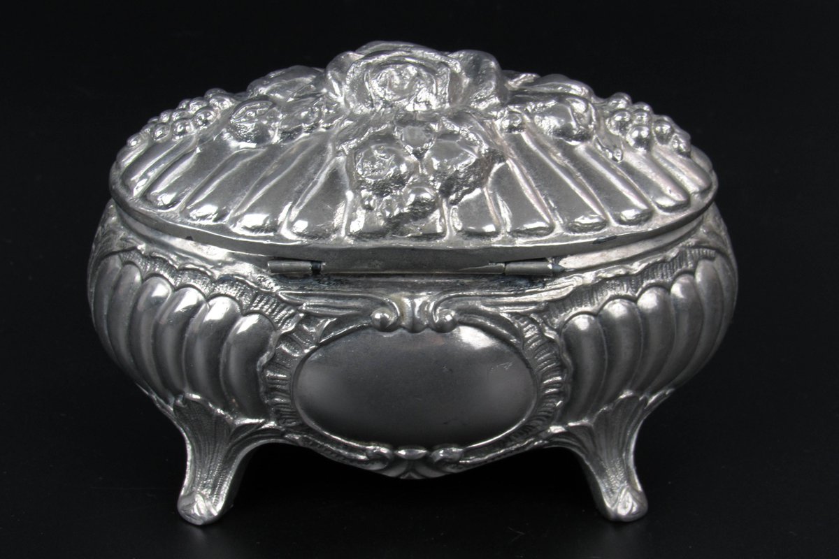 Check out Vintage Victorian Silverplate Jewelry Box Ornate Graves Expertly Polished ebay.com/itm/2261215176… #eBay via @eBay 
.
#victorian #silverplate #jewelry #box #gift #silver #silverplate #antiques