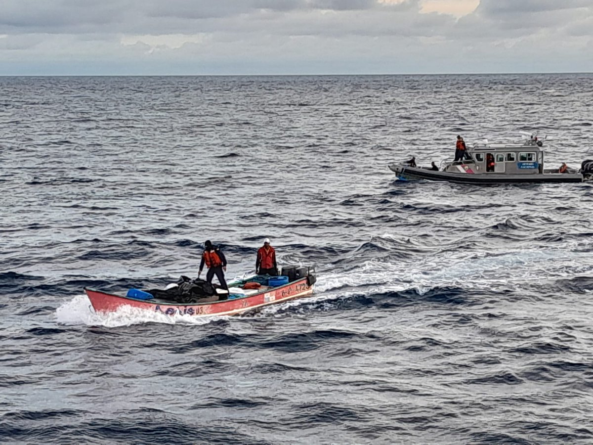 #EsNoticia 🚨En operaciones de control y seguridad integral marítima, la @ArmadaColombia interceptó 2⃣ embarcaciones en las que las organizaciones narcotraficantes pretendían transportar 2⃣5⃣6⃣3⃣Kg de estupefacientes, en el área general del #ValledelCauca.