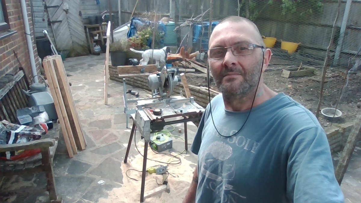 Ok 2pm uk time Tea break do wire call it day set gate b4 L shape not to much level 2 grwnd pegs Scipd gym walking need get this dun load planting greenhouse & out here! Off promo few days no rush All good hanging bit feel like Shit lolx facebook.com/jesse.housego.…