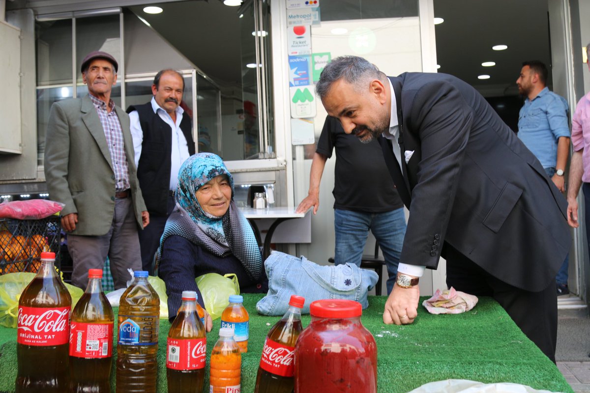 İl yönetim kurulu üyelerimizle birlikte Tire ilçemizi ziyaret ettik. Ziyaretimize, Türkiye’nin en büyük açık pazarı olan Salı Pazarında esnafımıza hayırlı işler dileyerek ve seçimde verdikleri destek için teşekkür ederek başladık.