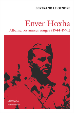 « Un petit livre extrêmement instructif sur un personnage improbable. » @histoiretv vous invite à découvrir la biographie du dictateur communiste « Enver Hoxha. Albanie, les années rouges (1944-1991) » de Bertrand Le Gendre. En librairie ➡tinyurl.com/wa3v5z37