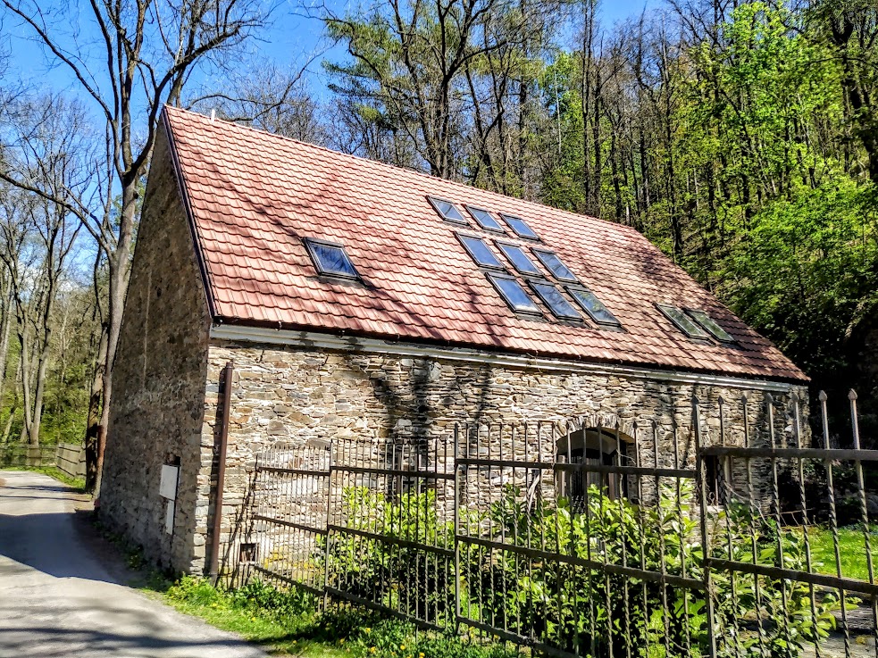 Trojanův mlýn pod skalním sukem, na kterém stojí hrad Okoř, pochází z 15. století. Radikální rekonstrukcí prošel v roce 1873. Mlynář Matěj Trojan, po němž objekt nese současný název, tu žil a pracoval s manželkou Barborou ve 2. polovině 18. století.