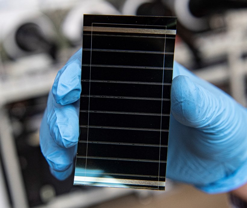 Latest and greatest in PV solar technology meet the #perovskitetandem solar cell. These cells combine traditional silicon with cutting-edge #perovskites, which allows them to utilize more of the solar spectrum and produce more electricity per cell. In November 2023, a