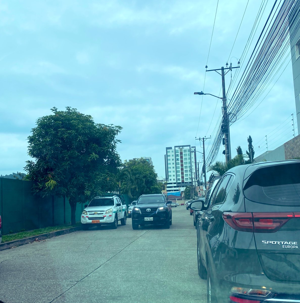 Hola @ATM_Transito @ATMGuayaquil esta es la denuncia que mas han recibido. Esta es una calle doble vía, y no respetan la señal de no estacionar. En la mañanas se junta el tráfico de la escuela Balandra y no se puede circular. Ustedes saben quienes son, pero no hacen nada.