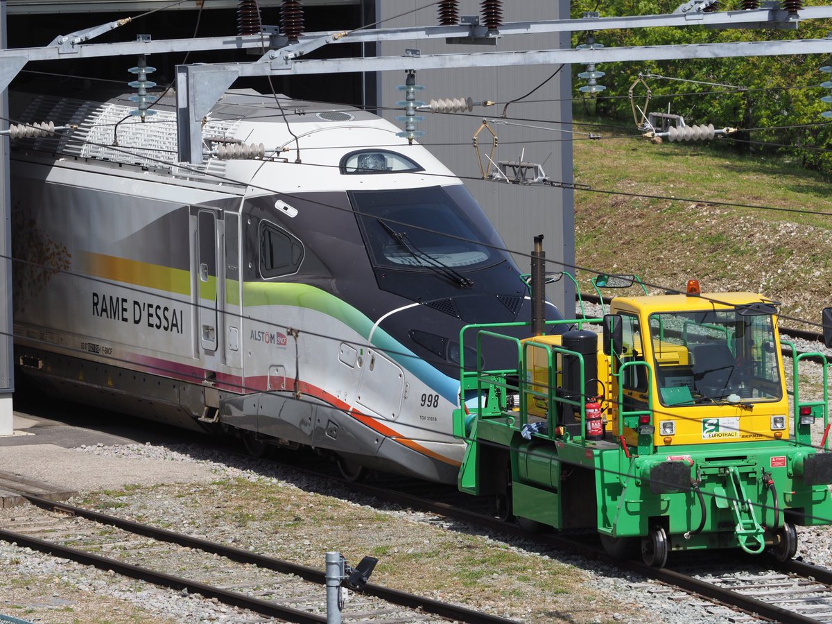 Le jour d'après, la rame 1005 au repos dans le bâtiment, tandis que la rame 998, montre encore le bout du nez avant la fermeture des portes. TGV M Inoui 2025.