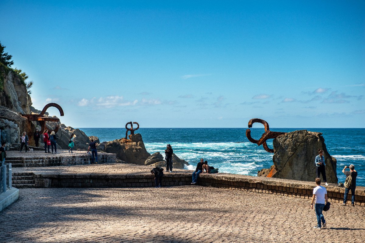 @spain @Chillida_Leku 'Peine del Viento XV' is one of the most iconic public works by the Basque sculptor Eduardo Chillida, located at the end of Ondarreta beach in San Sebastián.

⇨ Discover more public works by Chillida in @spain and come to explore them: spain.info/en/chillida-10…