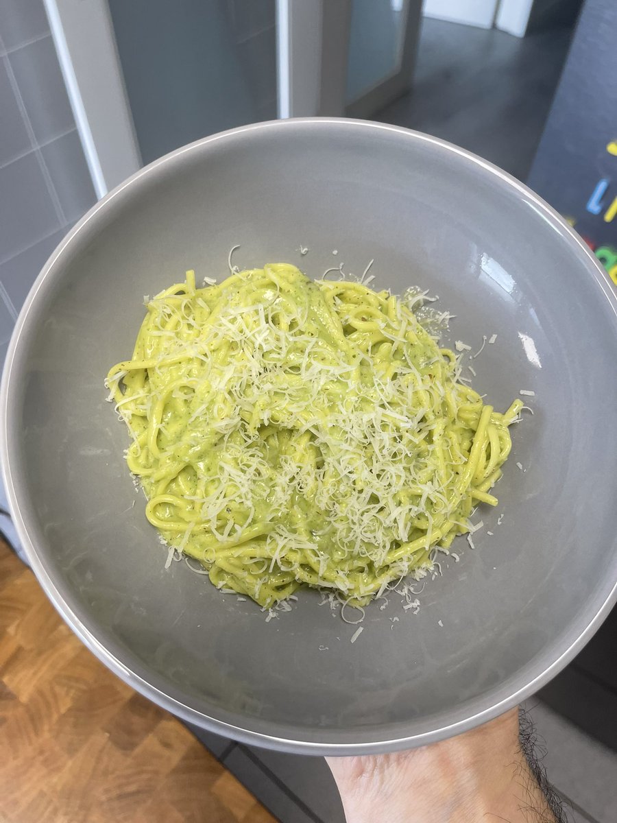 Melhor massinha que mamei nos últimos tempos. Noodles com pesto de avelas