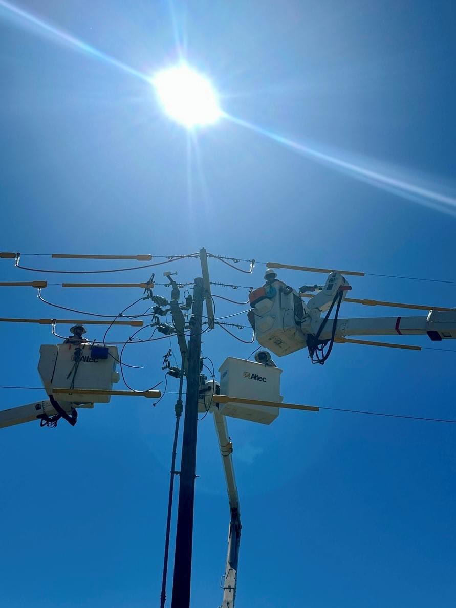 TNMP's tweet image. Our team in Nocona is hard at work ensuring the reliability of our electrical system! From routine maintenance to proactive upgrades, we&apos;re dedicated to keeping your power running smoothly. We strive to deliver top-notch service to our community.  #PoweringOurCommunity