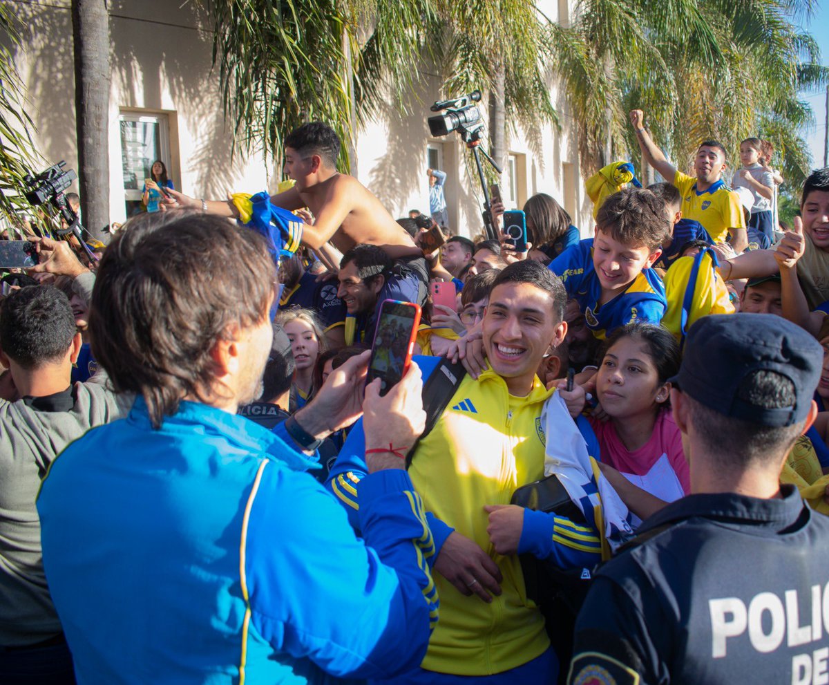 davidgangaf's tweet photo. Diego Martínez sacándole una foto a Equi Fernández con los hinchas de Boca

📸 Fotón de @franco28em https://t.co/dxNil2jsmF