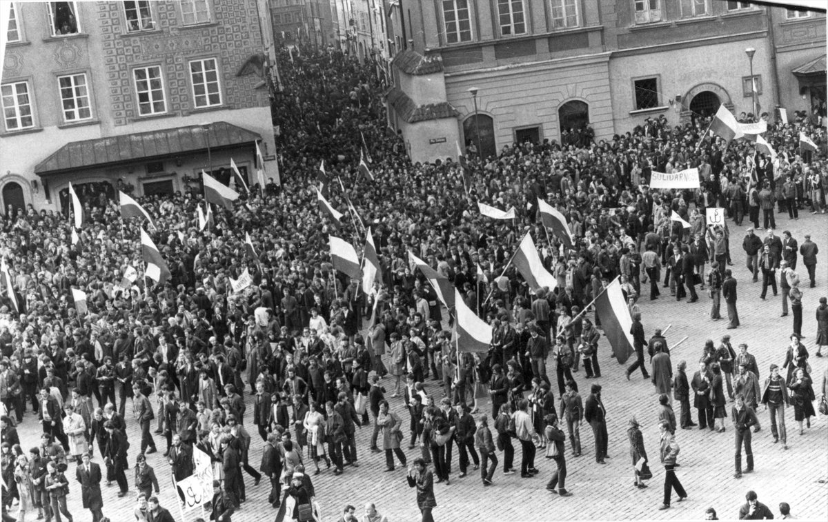 #TegoDnia 1982 r. w wielu miastach Polski odbyły się organizowane przez podziemną Solidarność pochody i manifestacje z okazji rocznicy uchwalenia 🇵🇱 Konstytucji 3 Maja.

🔎 Dowiedz się więcej: cutt.ly/jeqb7gPc