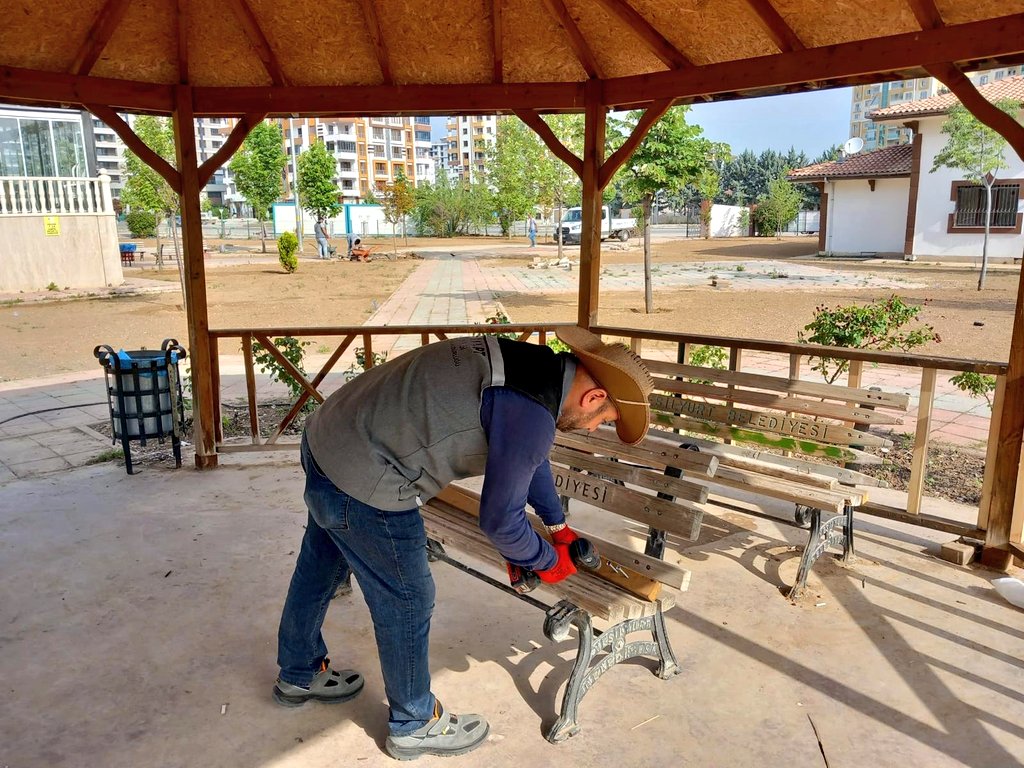 Parklarımızı yaza hazırlıyoruz.☀️🏝️ Bakım ve onarım çalışmalarımızı aralıksız sürdürüyoruz.💚🔨🚜