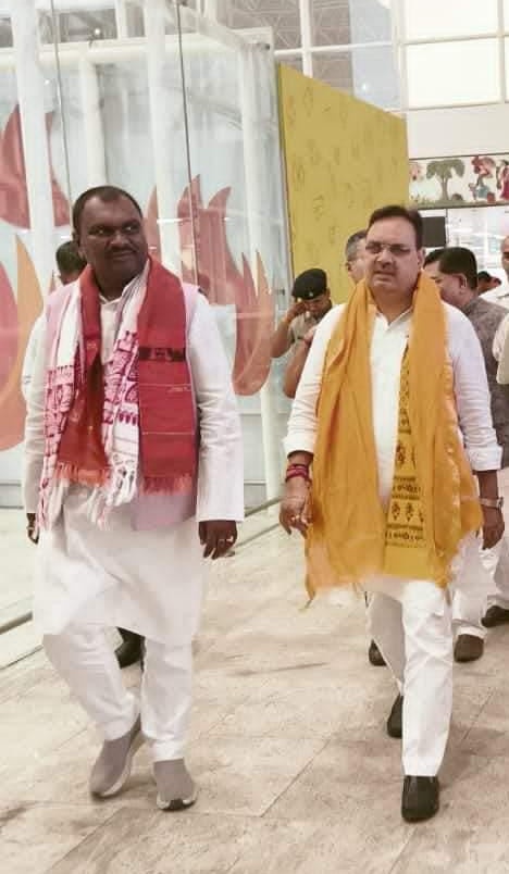 भगवान बिरसा मुंडा की पावन धरती पर पधारे राजस्थान के माननीय मुख्यमंत्री श्री भजन लाल शर्मा जी का रांची एयरपोर्ट पर स्वागत किया 💐