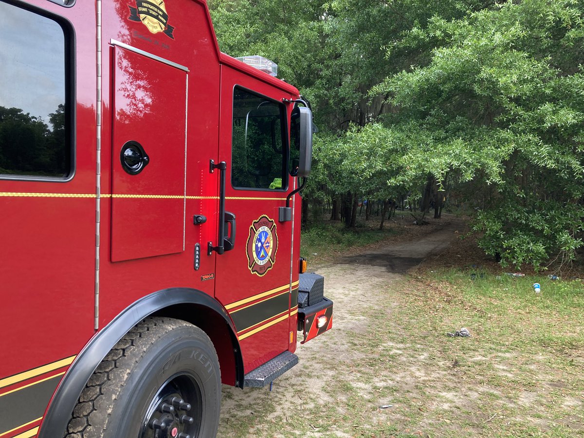 #BurtonFD Beaufort/Port Royal FD @BeaufortSC_EMS @bcsopio on scene of a fire at a homeless encampment off Parris Island Gtwy in @bftcountysc. Two adult victims suffered burns & have been transported. Fire is under investigation. More information to follow.