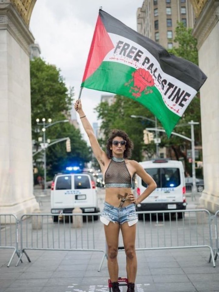 Hay algo mas estupido que ver un miembro LGTB hondeando una bandera de palestina? Cuando la ideología de ellos es castigar y asesinar a los homosexuales.