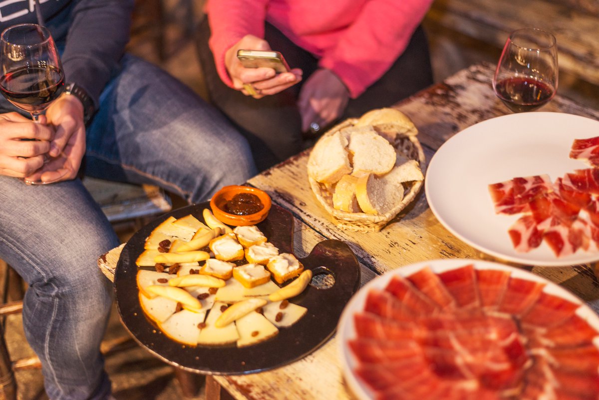 😋La gastronomía extremeña es otro de los grandes componentes culturales de la región, elaborada con productos de gran calidad y prestigio. Nos lo cuentan en este reportaje de El Mundo. 📲 elmundo.es/extras/2024/04…