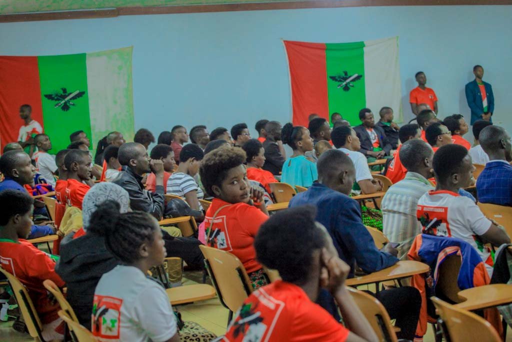CnddFddButanyer's tweet photo. 28-04-2024 Urwaruka rw'Imbonerakure mu makaminuza yo mu gisagara ca #Ngozi @Univ_Ngozi na #EALI ruvuka komine #kiremba yagutse  (Nyamurenza, Marangara na Kiremba) rwaripfurizanije Umwaka mushasha 2024 mu ntumbero yo kunwana, kumenyana no gukura imbibe
@CnddFdd
@R_Ndikuriyo 1/2 https://t.co/acgyjKMRSz