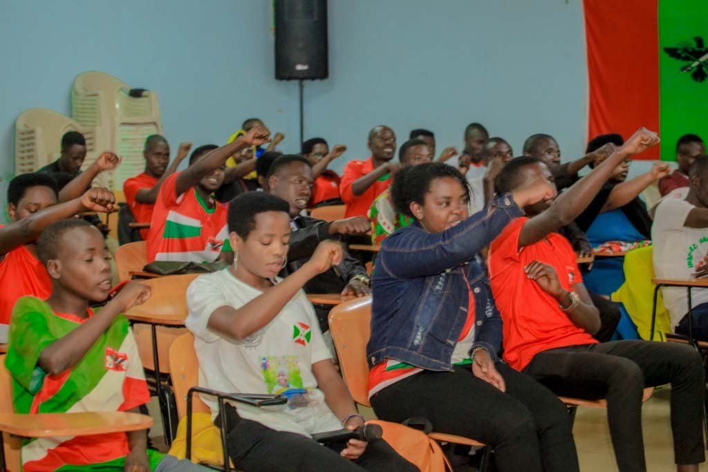 CnddFddButanyer's tweet photo. 28-04-2024 Urwaruka rw'Imbonerakure mu makaminuza yo mu gisagara ca #Ngozi @Univ_Ngozi na #EALI ruvuka komine #kiremba yagutse  (Nyamurenza, Marangara na Kiremba) rwaripfurizanije Umwaka mushasha 2024 mu ntumbero yo kunwana, kumenyana no gukura imbibe
@CnddFdd
@R_Ndikuriyo 1/2 https://t.co/acgyjKMRSz