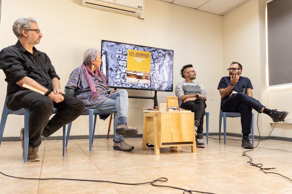 El conversatorio sobre el libro "Los Arenales: Hacia el derecho a la ciudad" destaca soluciones colectivas de los habitantes del campamento "Los Arenales" en Antofagasta. El evento nos permitió conocer sobre la obra y las dificultades de quienes luchan por integrarse a la ciudad.