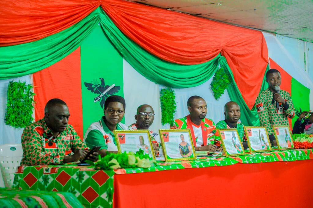 CnddFddButanyer's tweet photo. 28-04-2024 Urwaruka rw'Imbonerakure mu makaminuza yo mu gisagara ca #Ngozi @Univ_Ngozi na #EALI ruvuka komine #kiremba yagutse  (Nyamurenza, Marangara na Kiremba) rwaripfurizanije Umwaka mushasha 2024 mu ntumbero yo kunwana, kumenyana no gukura imbibe
@CnddFdd
@R_Ndikuriyo 1/2 https://t.co/acgyjKMRSz