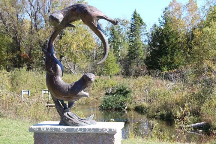 Can anyone guess where this beautiful otter sculpture is? If not, no worries, because you'll see it in the travel video that will go up on our YouTube channel on Sunday!  Woo hoo! 😀

#wiltonwanderlust #otter #otters #roadsideattractions #sculptures #statues #artwork #travel