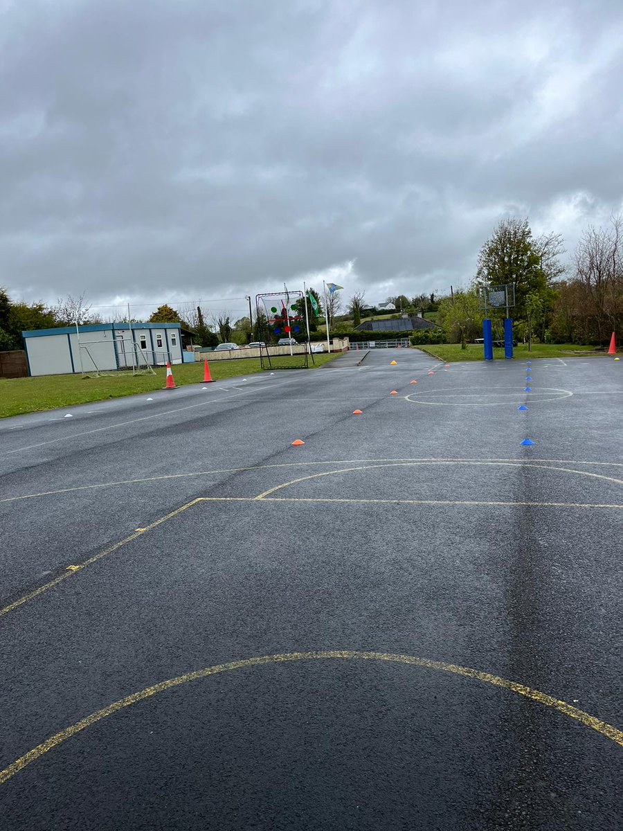 The pupils of Ballinacarrow NS were put through their paces yesterday by Darragh Mahon, while the rain stayed away! 🇺🇦☔

@sligogaa @ConnachtGAA #ConnachtCDO