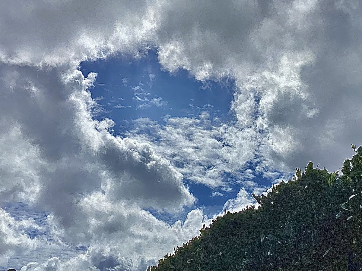 Fascinating to spot the different cloud levels this morning. #keston #tuesday @CloudAppSoc @StormHour @metoffice @bbcweather @itvweather @SallyWeather @ChrisPage90