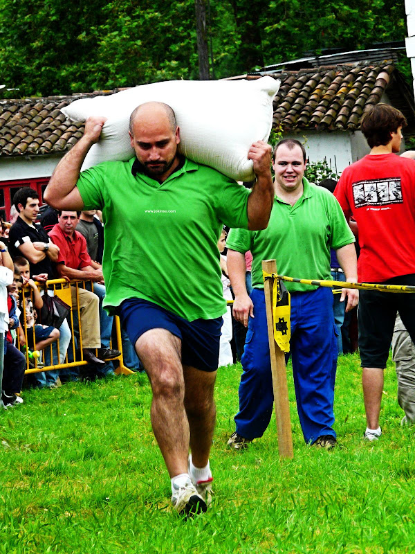 Zaku Lasterketa – Basque Country
Typically, the runner carries an 80-pound bag filled with corn, wheat or something similar. The running route is usually 120 meters long.
Source of photo: kirolae.blogspot.com/2009/07/zaku-l…

Web: traditionalsports.org
#irsie #traditionalsports