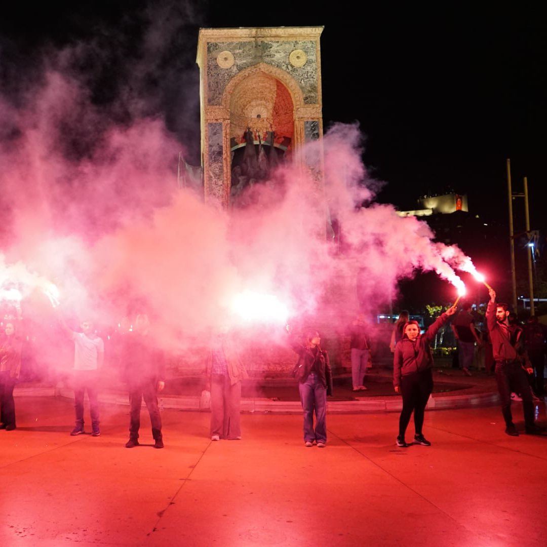 Devrimci Gençlik Dernekleri'nden on genç arkadaşımız (23 Nisan tarihinde) 1 Mayıs yasaklarına karşı Taksim Meydanı'ndaydı..