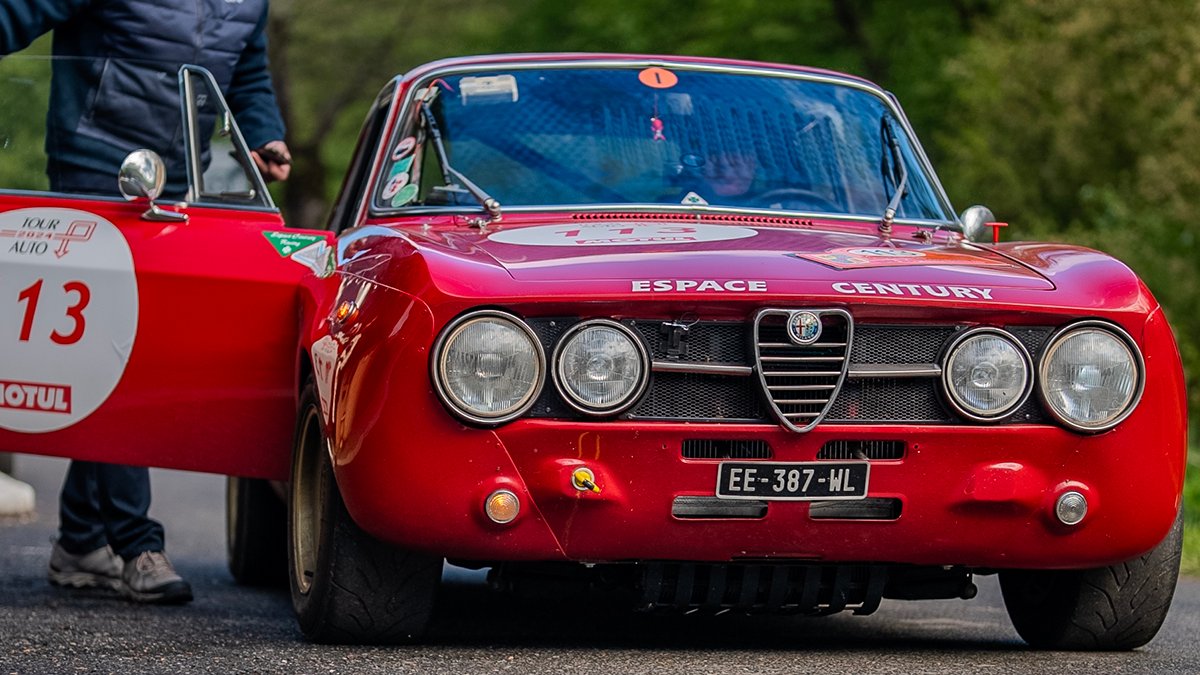 Après avoir parcouru plus de 2 000 km, la 33ème édition du Tour Auto s’est achevée à Biarritz ! De Tours à Limoges, en passant par Pau, Grégory Galiffi et Vincent Congnet ont sillonné la France à bord d’une Alfa Romeo Sprint GT Veloce 1967. #AlfaRomeo #TourAuto2024