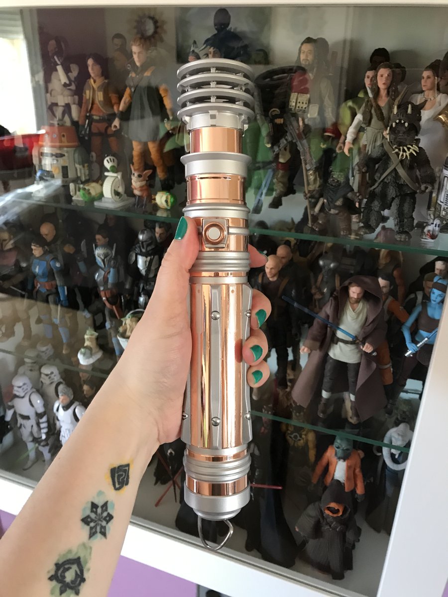 Mi primer sable de luz, lo compré hace un par de años creo recordar.

 The Black Series Sable de luz Force FX Elite - Leia Organa 
.
#LeiaOrgana #StarWars #Lightsaber #BlackSeries