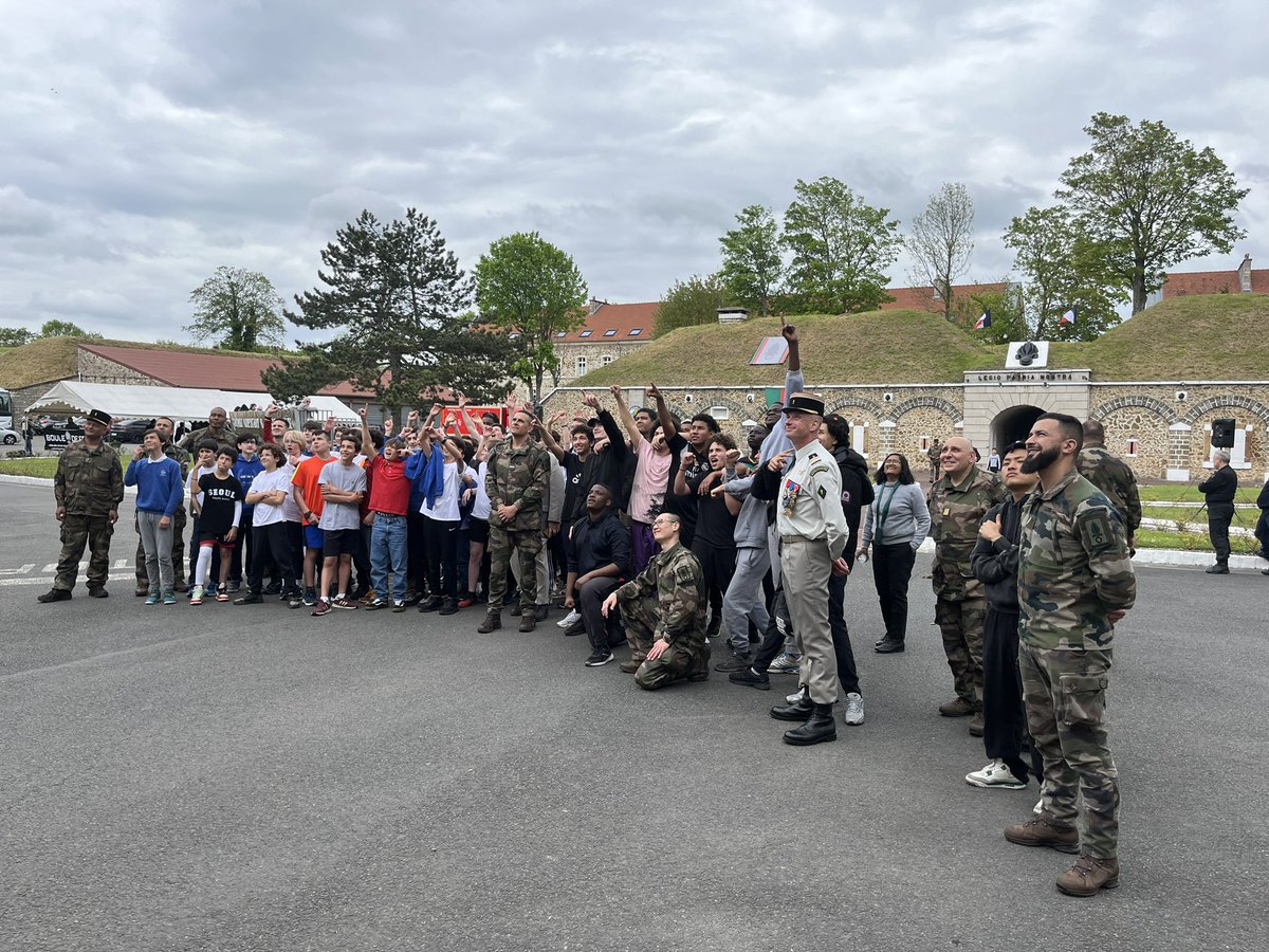 À l’occasion des portes ouvertes, le Groupement de recrutement de la Légion étrangère a organisé un challenge Terre Jeunesse! 🟢🔴💪 Cette initiative, intégrée à l'opération 'Terre Olympique', illustre l'engagement de l’institution envers la Nation, le sport et l’esprit olympique