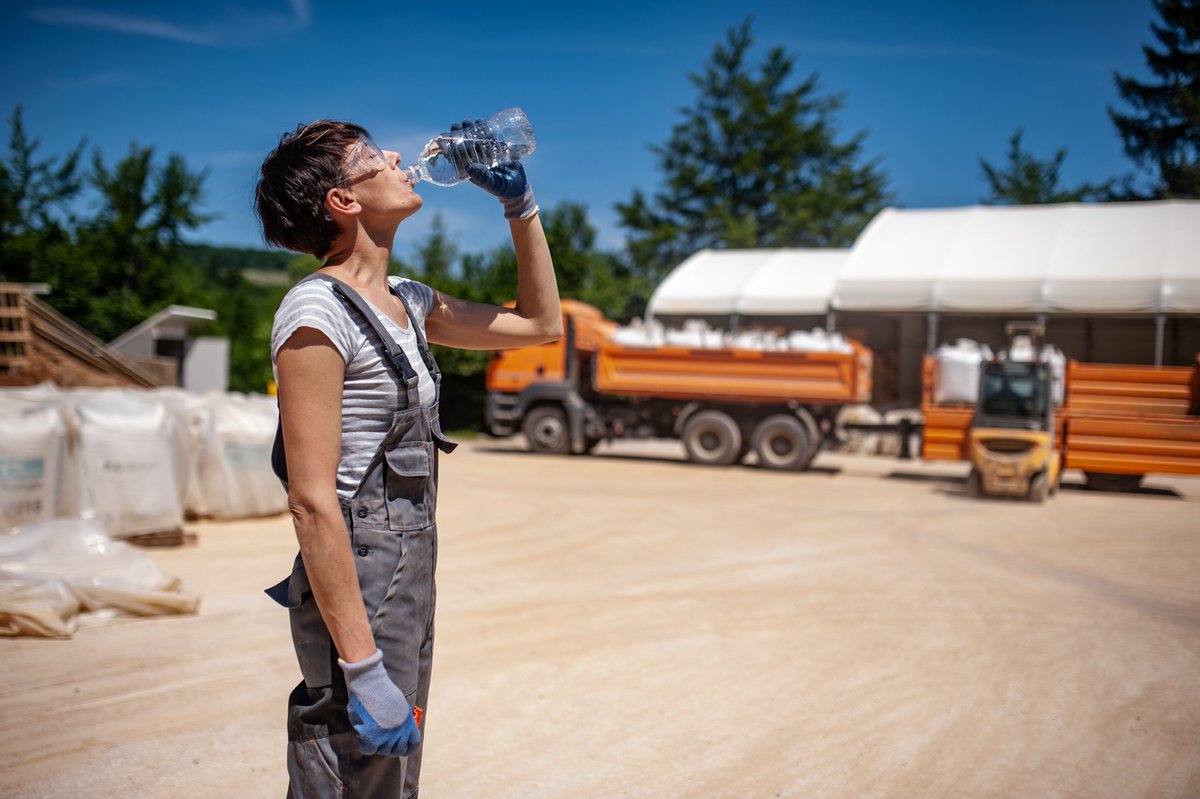 Climate change is making heatwaves longer and more intense. This new 🌍 reality is having a big impact on workers in agriculture, construction, manufacturing, tourism and transportation. On #LabourDay, learn how to adapt and stay safe in hot weather. ➡️heat-shield.eu/heat-shield-in…