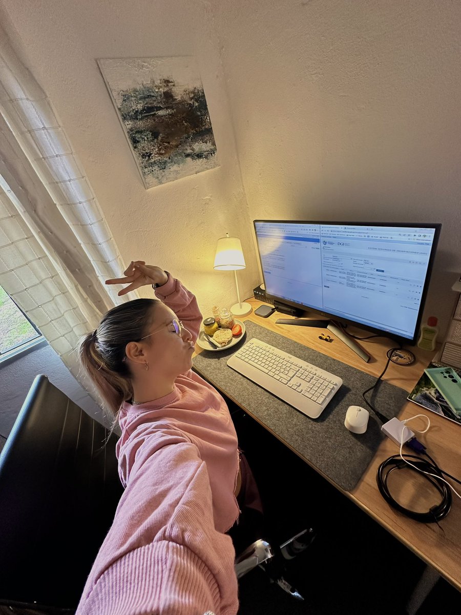 aggfavaro's tweet photo. Me alegra el home office #elpoemademomi que apertura falopa…. #nadiedicenada https://t.co/9TWhVElPqo
