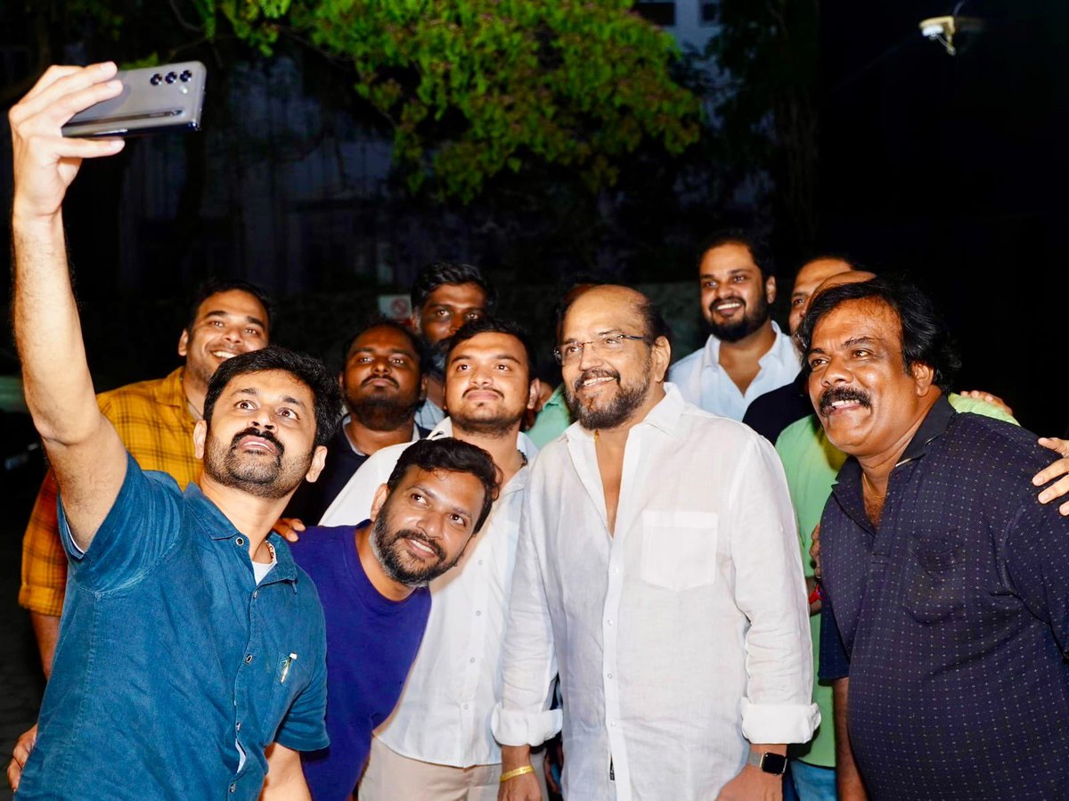 The Success Selfie ! 
Team #DoubleTuckerr Celebrated their 25th day theatrical run ..

#25DaysOfDoubleTuckerr

@_PVRCinemas
@VIDYASAGARMUSIC @meeramahadhi