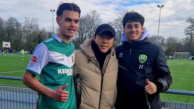 Shin Tae-yong pernah menyaksikannya langsung saat bermain untuk Dordrecht U21 melawan ADO Den Haag yg diperkuat Rafael Struick.

Keduanya akan bersaing untuk posisi penyerang di timnas. Hal yg bagus buat timnas.