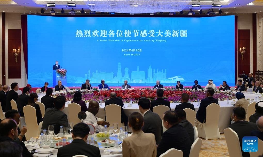 Diplomats from 49 countries attended a meeting in Beijing to learn about economic, social and human rights progress in Xinjiang. They spoke highly of Xinjiang's development and shared their positive experiences during the visit, looking forward to strengthening cooperation.