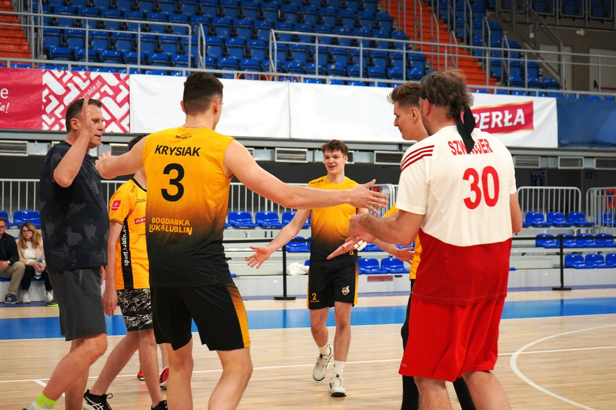 W minionych dniach na wspólnym treningu oraz meczu spotkaliśmy się również ze Sponsorami naszego Klubu 🙌🏐 Dziękujemy wszystkim za świetną zabawę 🥇 fot. Michał Chrapowicki