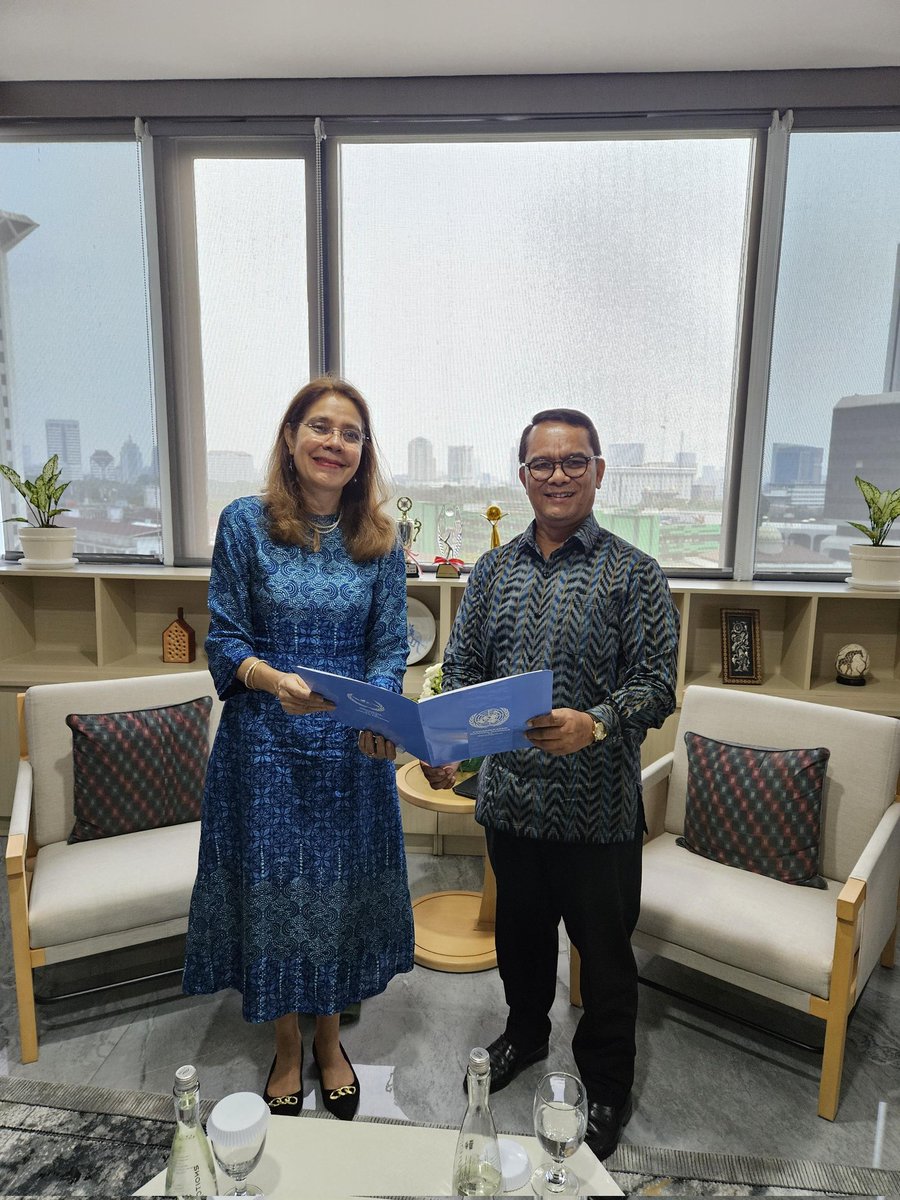 Delighted to have a courtesy meeting with DG Tri Tharyat of @Kemlu_RI. Our discussion centred on strengthening the @UN Country Team's partnership with the Government of Indonesia 🇮🇩 to accelerate SDGs #Indonesia.