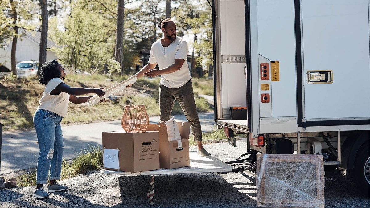 Moving soon? Don't stress, we've got you covered! From packing hacks to last-minute essentials, this guide has everything you need for a stress-free move. 👉lakehomes.site/432qQw1 #MovingDay #NewBeginnings #Checklist #newhome #homesweethome #homeowners #movingtips