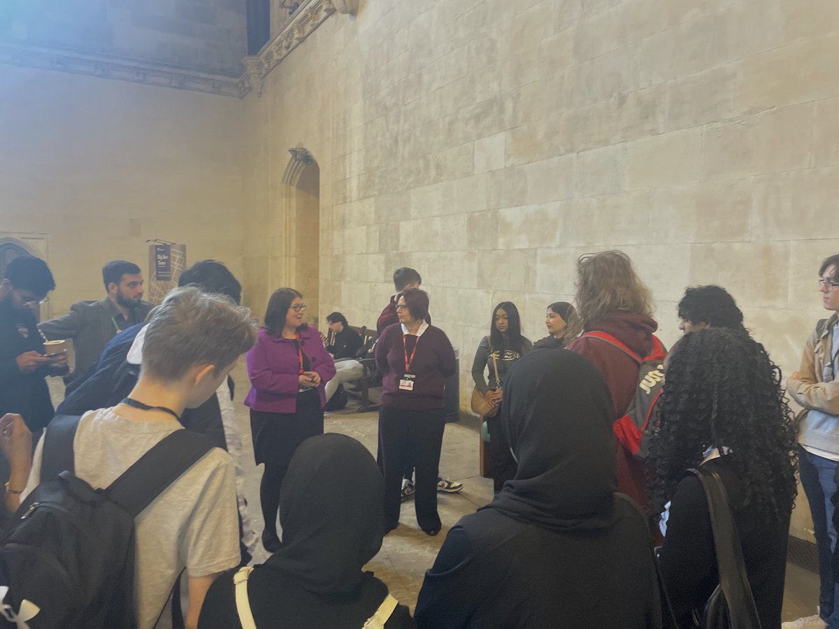 Students from @LutonSixthForm visited @UKParliament today and asked me lots of questions, from my route into politics to my favourite Luton Town player. It is great to see young people engaging in politics and thinking critically about the world around them.