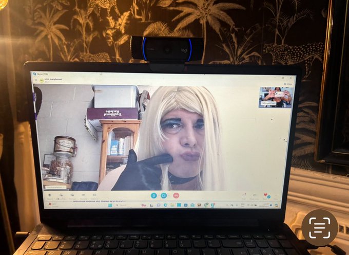 Lovely skype with missy sissy who got totally intoxicated and started to cry. 🤣 https://t.co/n3acrNP