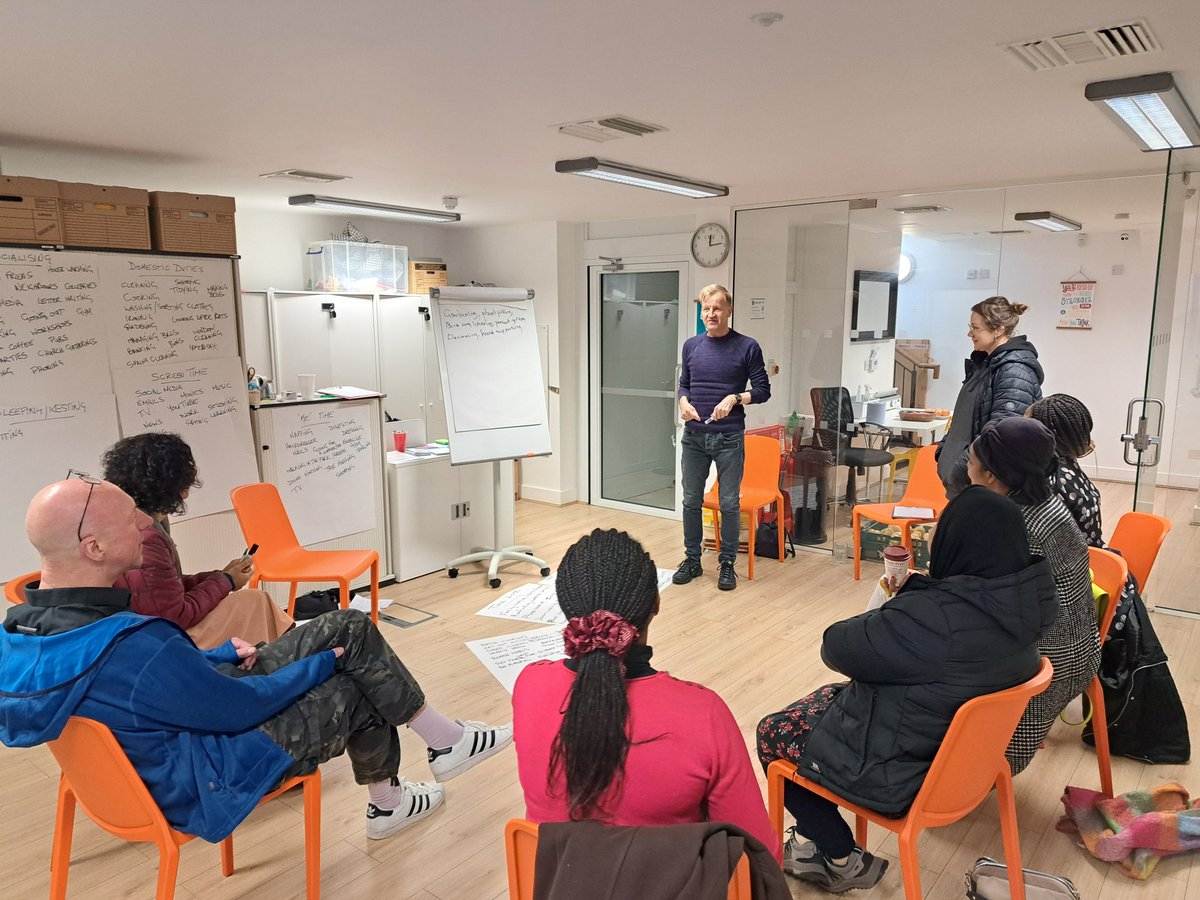 Another great #PoetryoftheMind session in our Wellbeing Hub last week with poet Steve in conjunction with @PeelInstitute. A welcoming group opening up conversations around mental health. Read the poem here. #southislington #ec1 #communitysupport slpt.org.uk/support-servic…